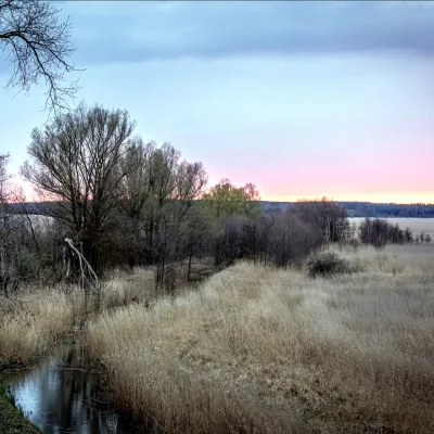 Offene Landschaft im Sonnenaufgang