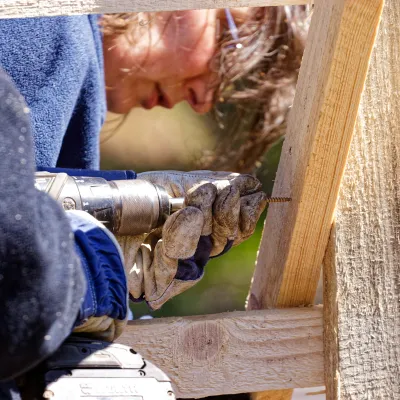 Nahaufnahme einer Teilnehmerin beim Hordengatterbau