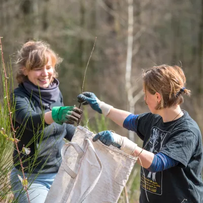 Zwei Teilnehmerinnen mit Jungpflanzen