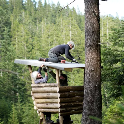 Teilnehmerinnen beim Hochsitzbau