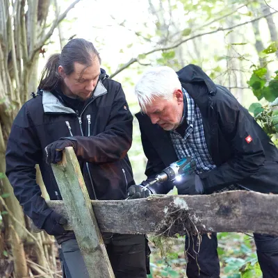 2 Männer bauen Zaun