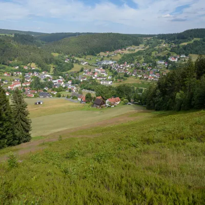 Weiter Blick über eine Landschaft