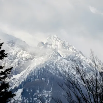 Blick auf die schneebedeckten Berge am Schliersee