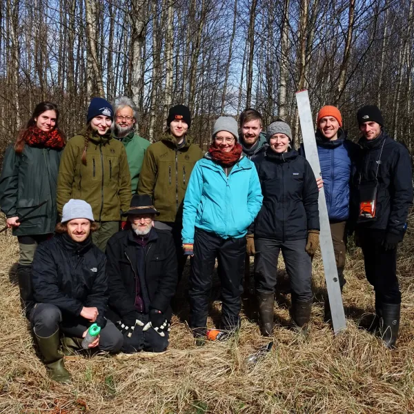 Gruppe von Menschen lacht in der Sonne