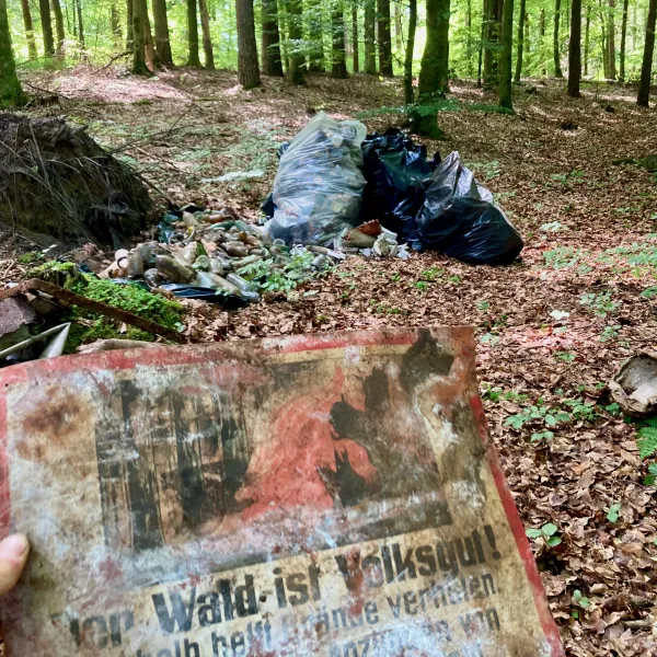 NS-Propaganda-Schild im Wald gefunden