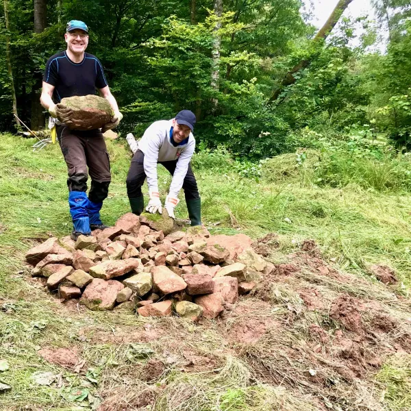 Steineschleppen für Schlangennester