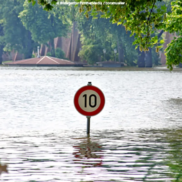 Verkehrsschild im Hochwasser