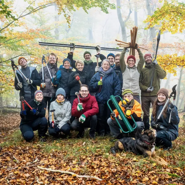 Freiwilligengruppe im Eibenwald