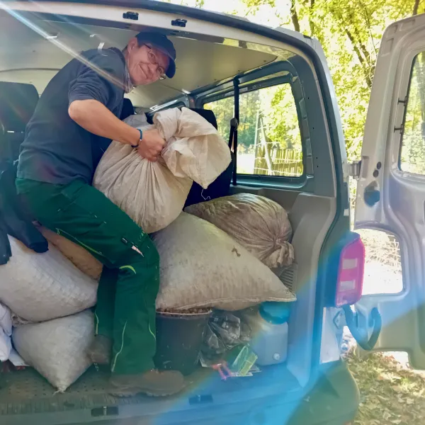 Aus einem VW-Transporter werden Eichelsäcke ausgeladen