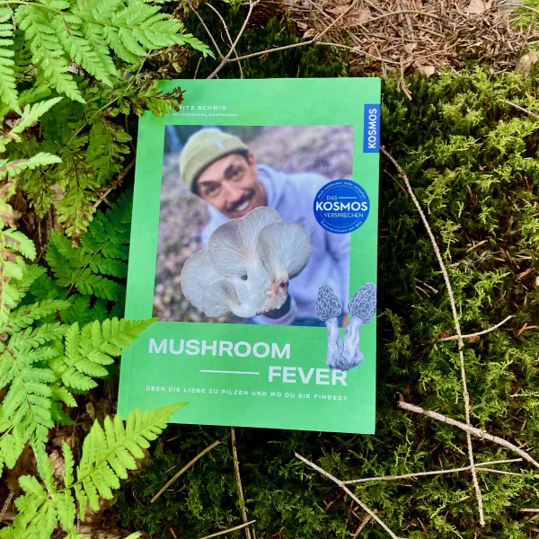 Buch Mushroom Fever liegt zwischen Moos und Farn