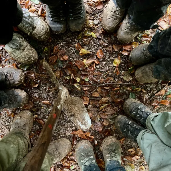 Die Schuhe der Menschen, die im Kreis stehen