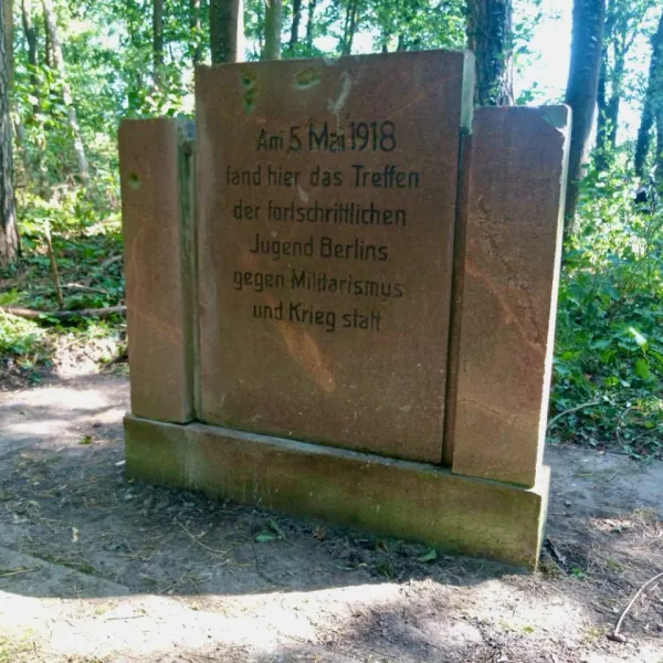 Kleindenkmal für den Frieden in einem Wald bei Berlin