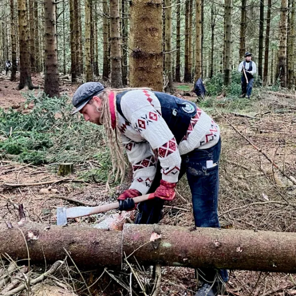 Wandergesellen schälen Fichtenstämme