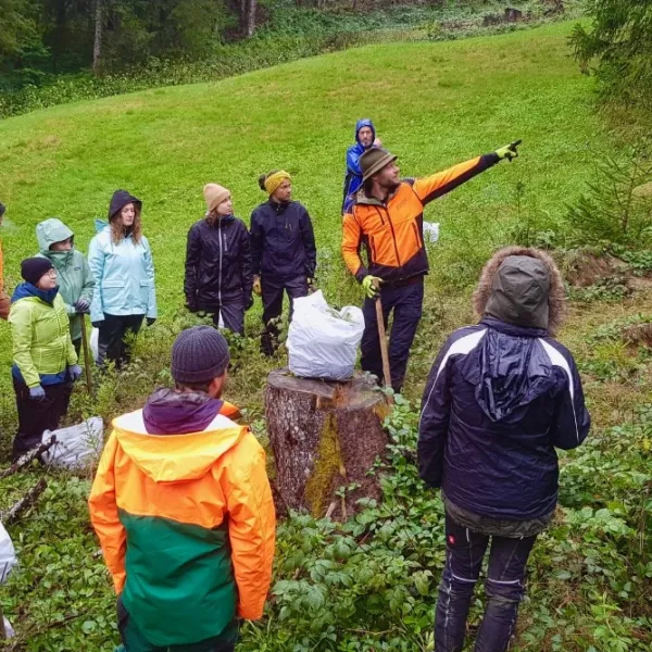 Der Förster zeigt den Studierenden die Topografie des Waldes