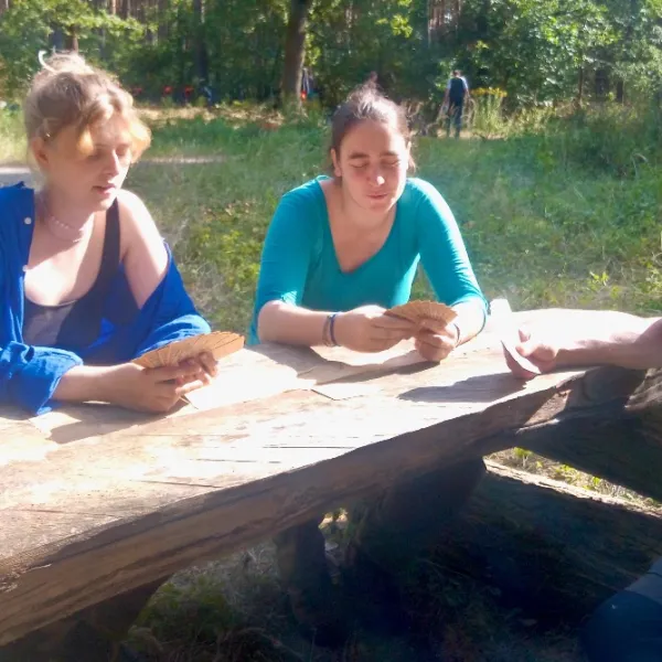 Freiwillige spielen freiwillig Skat am selbst gebauten Tisch